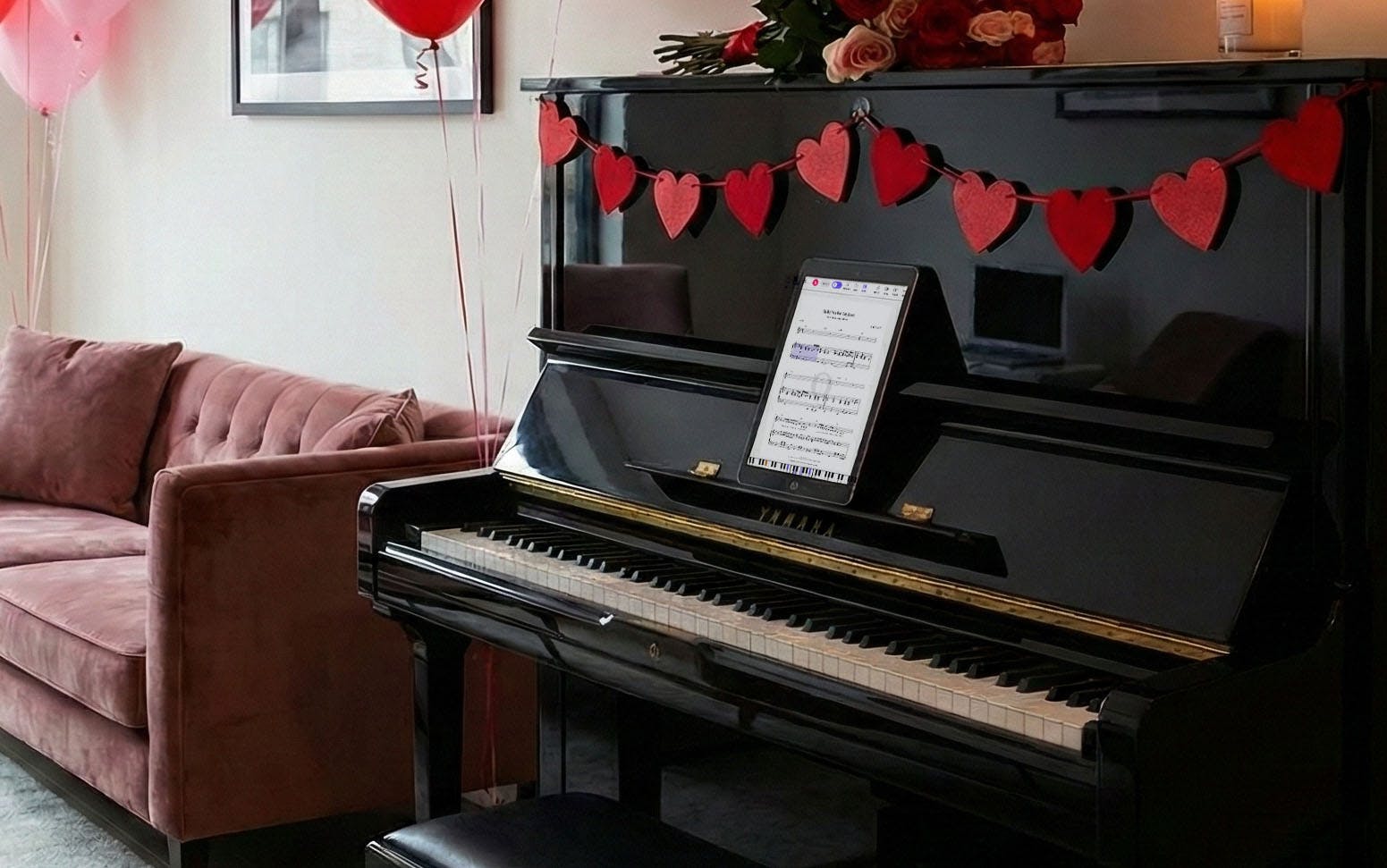 Klavier mit Tablet an Valentinstag